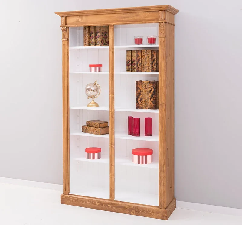 Regalwand aus Massivholz - Bücherregal mit Ornamenten