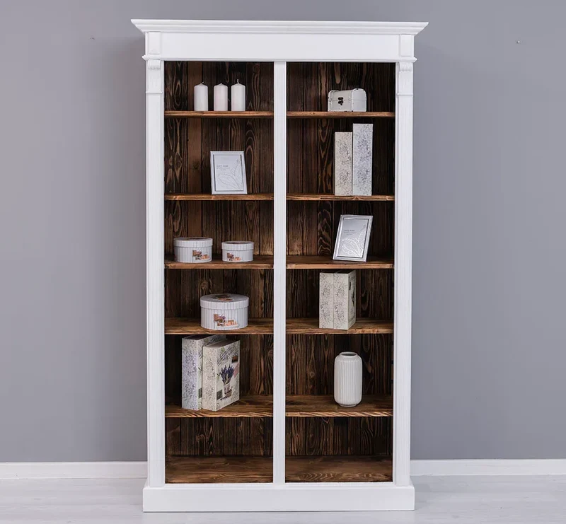Regalwand aus Massivholz - Bücherregal mit Ornamenten