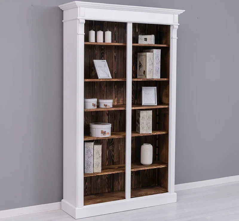 Regalwand aus Massivholz - Bücherregal mit Ornamenten