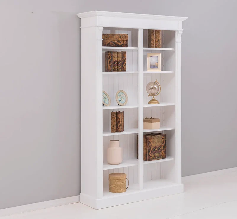 Regalwand aus Massivholz - Bücherregal mit Ornamenten
