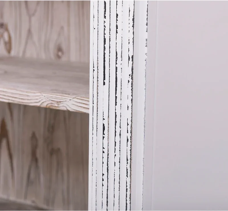 Regalwand aus Massivholz - Bücherregal mit Ornamenten
