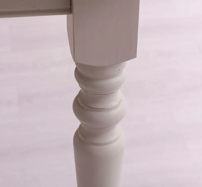 Esstisch aus Massivholz im Landhausstil mit gedrehten Beinen