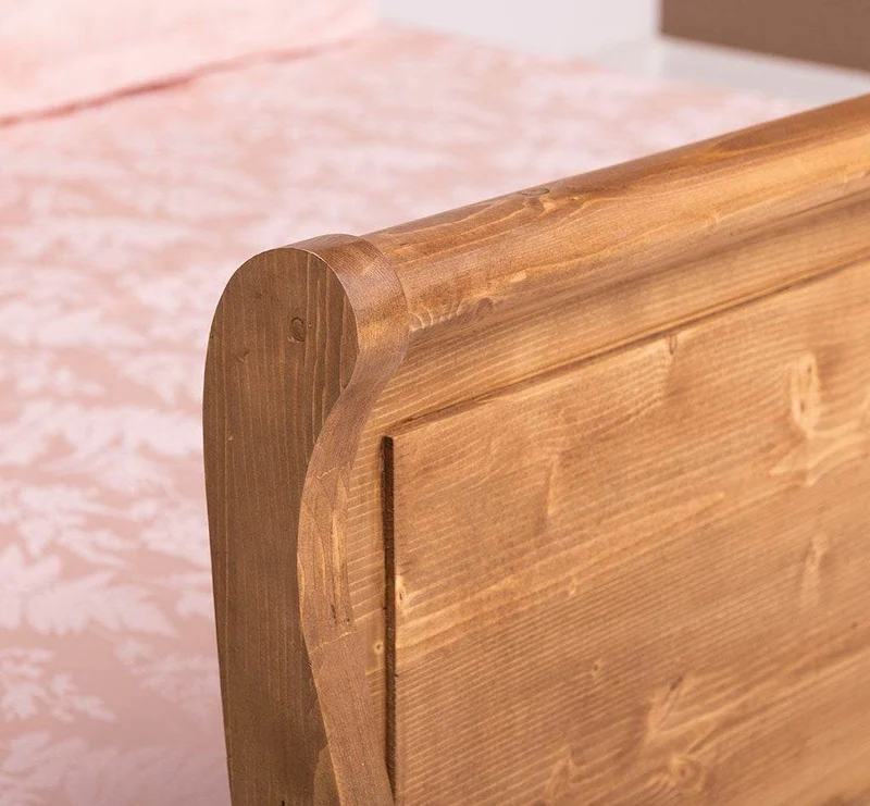 Bett im Landhausstil aus Massivholz mit geschwungenem Kopf- und Fußteil