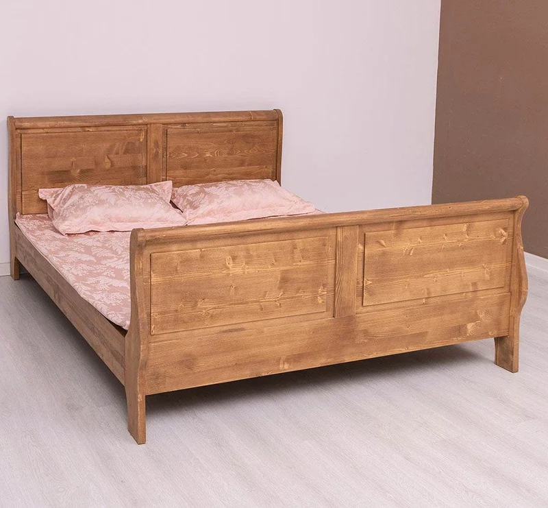 Bett im Landhausstil aus Massivholz mit geschwungenem Kopf- und Fußteil