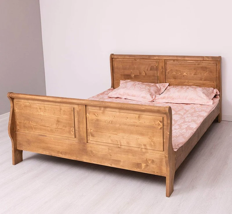 Bett im Landhausstil aus Massivholz mit geschwungenem Kopf- und Fußteil