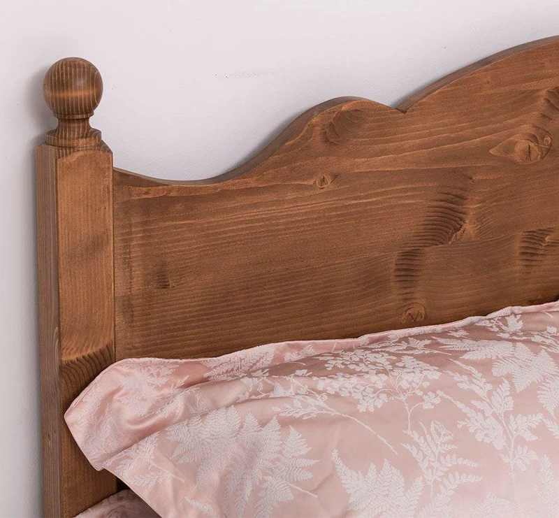 Schlafzimmer Set - Bett aus Massivholz mit geschwungenem Kopf- und Fußteil und zwei Nachttischen