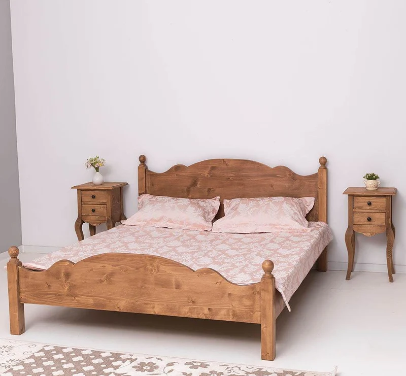 Schlafzimmer Set - Bett aus Massivholz mit geschwungenem Kopf- und Fußteil und zwei Nachttischen