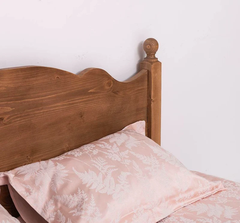 Schlafzimmer Set - Bett aus Massivholz mit geschwungenem Kopf- und Fußteil und zwei Nachttischen