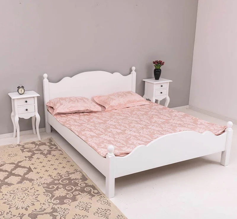 Schlafzimmer Set - Bett aus Massivholz mit geschwungenem Kopf- und Fußteil und zwei Nachttischen