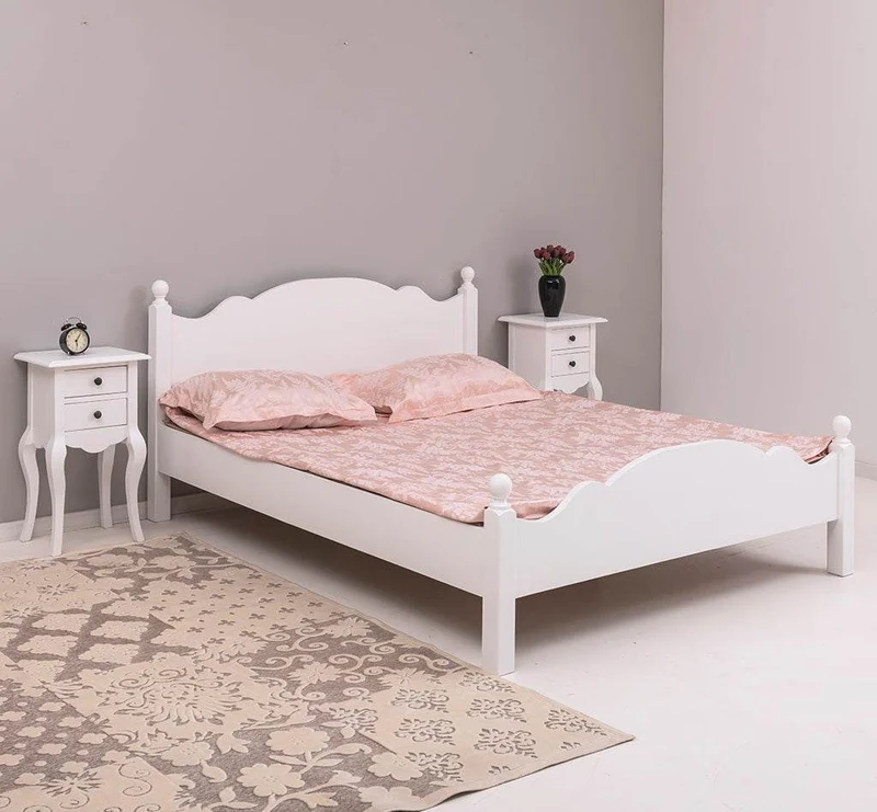 Schlafzimmer Set - Bett aus Massivholz mit geschwungenem Kopf- und Fußteil und zwei Nachttischen