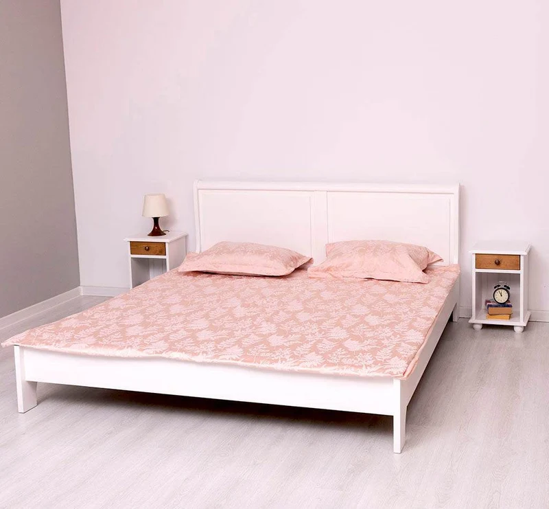 Schlafzimmer-Set bestehend aus Massivholzbett 180 und zwei Nachttischen