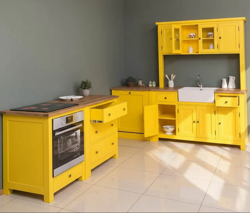 Küchenzeile aus Massivholz in Gelb- Komplette Massivholzküche mit freistehendem Geschirrschrank