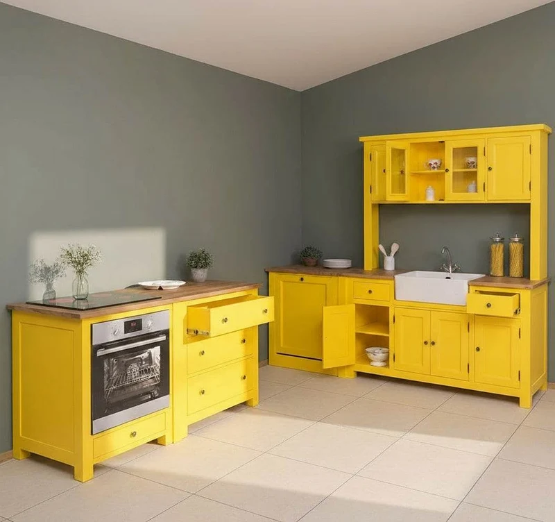 Küchenzeile aus Massivholz in Gelb- Komplette Massivholzküche mit freistehendem Geschirrschrank
