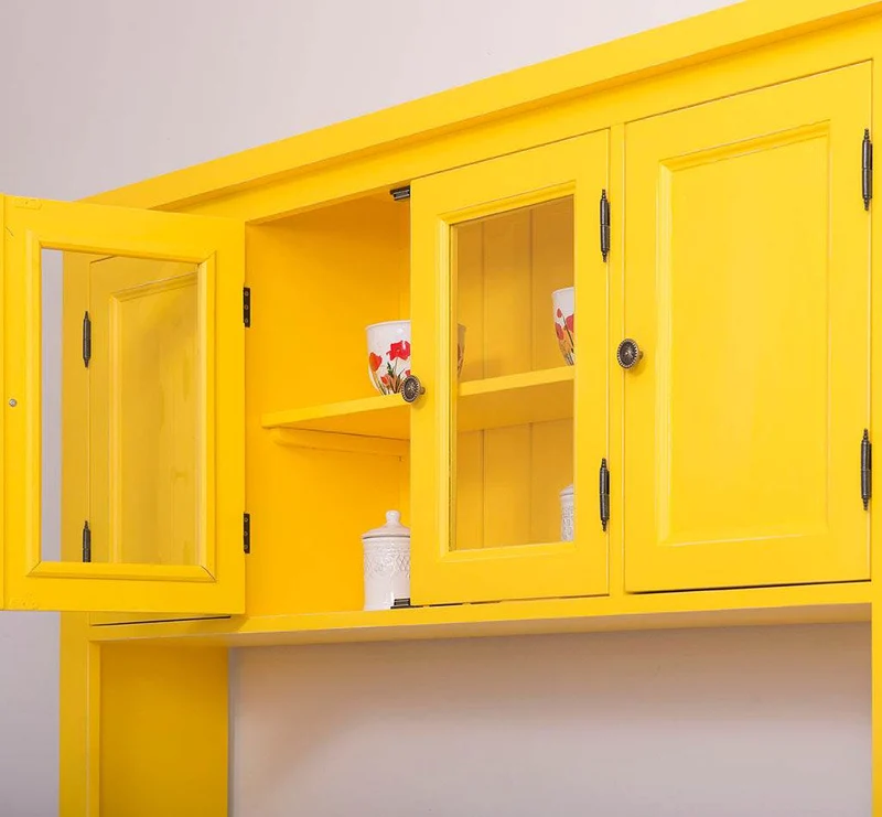 Küchenzeile aus Massivholz in Gelb- Komplette Massivholzküche mit freistehendem Geschirrschrank