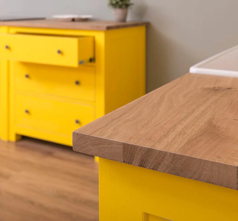 Küchenzeile aus Massivholz in Gelb- Komplette Massivholzküche mit freistehendem Geschirrschrank