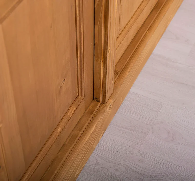 Großes Sideboard aus Massivholz mit 4 Türen