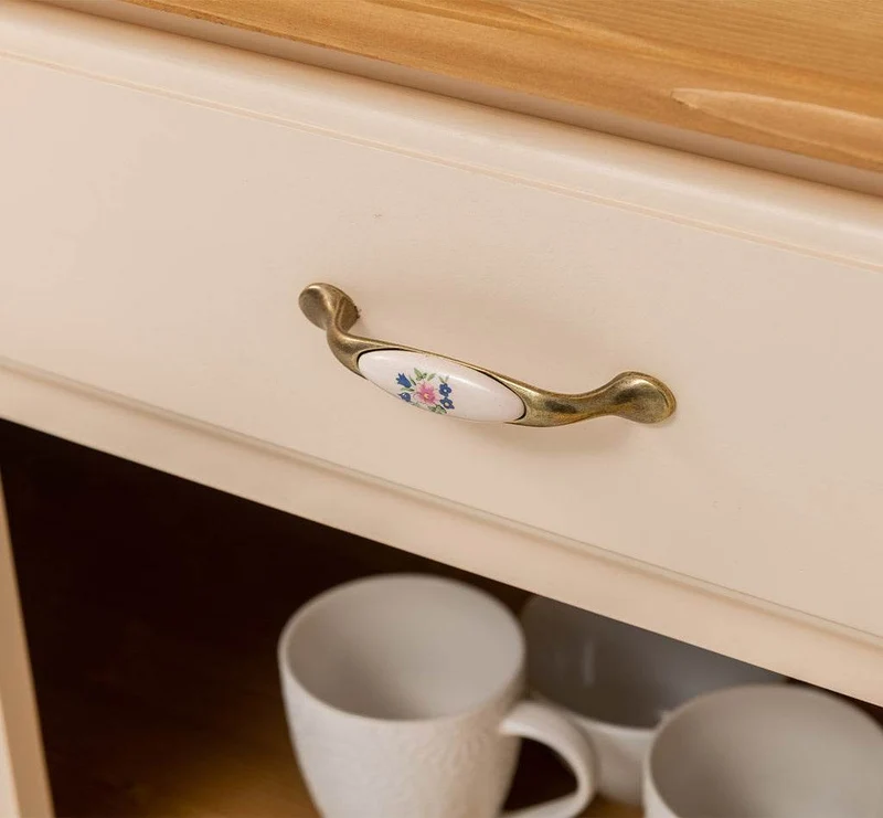 Massives Sideboard mit zwei Schubladen und Schranktüren