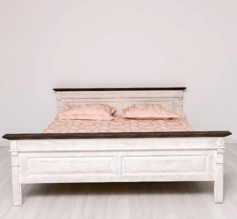 Landhausbett aus Massivholz mit Ornamenten | Luxuriöses Bett mit Fräsungen
