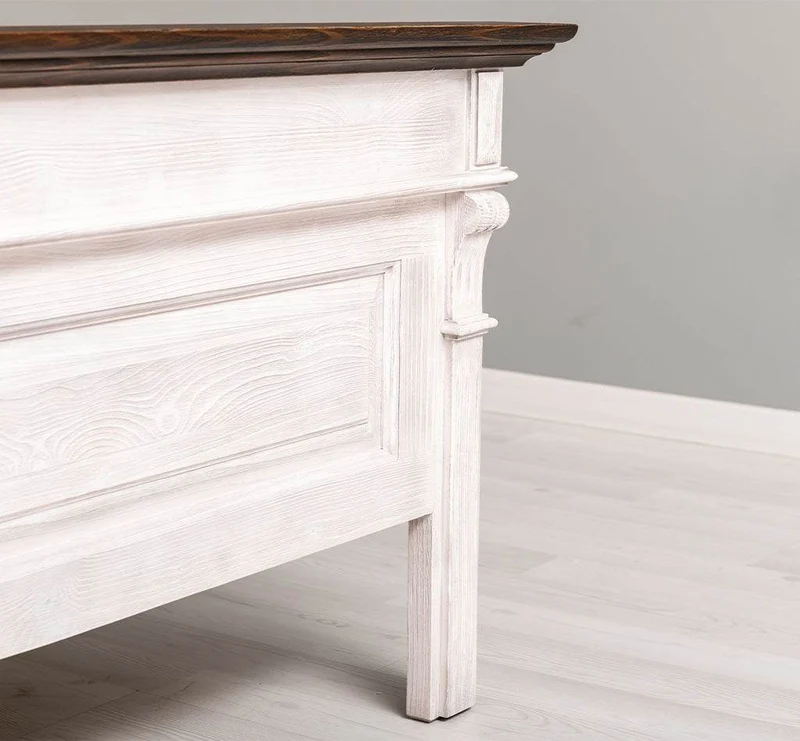 Landhausbett aus Massivholz mit Ornamenten | Luxuriöses Bett mit Fräsungen