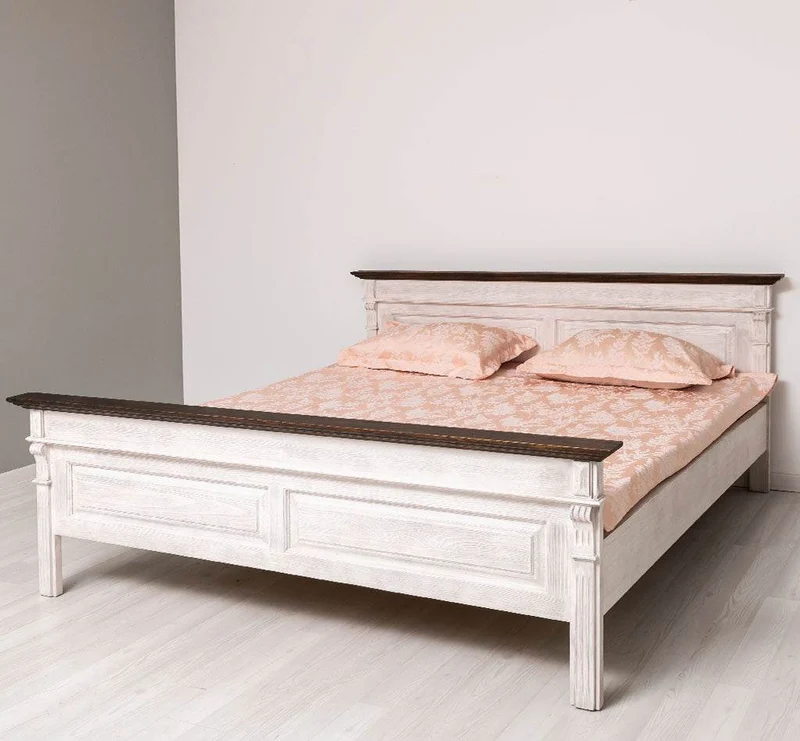 Landhausbett aus Massivholz mit Ornamenten | Luxuriöses Bett mit Fräsungen
