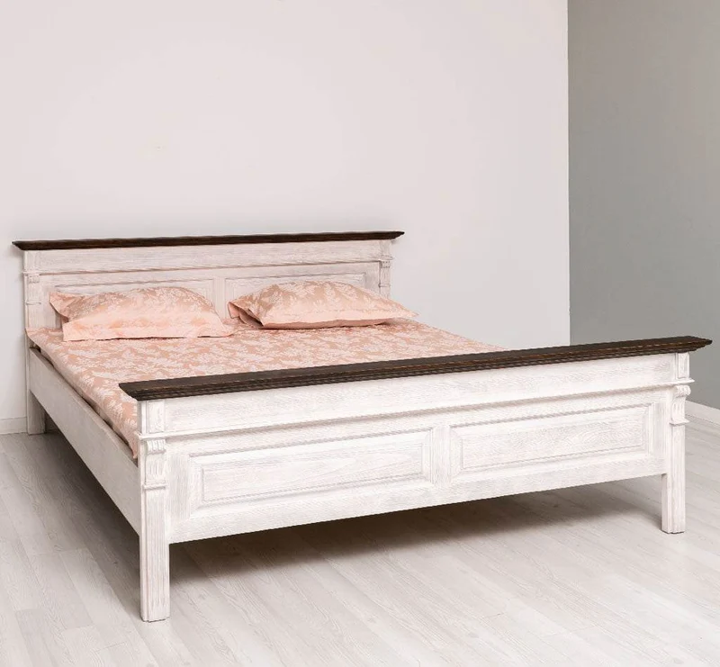 Landhausbett aus Massivholz mit Ornamenten | Luxuriöses Bett mit Fräsungen