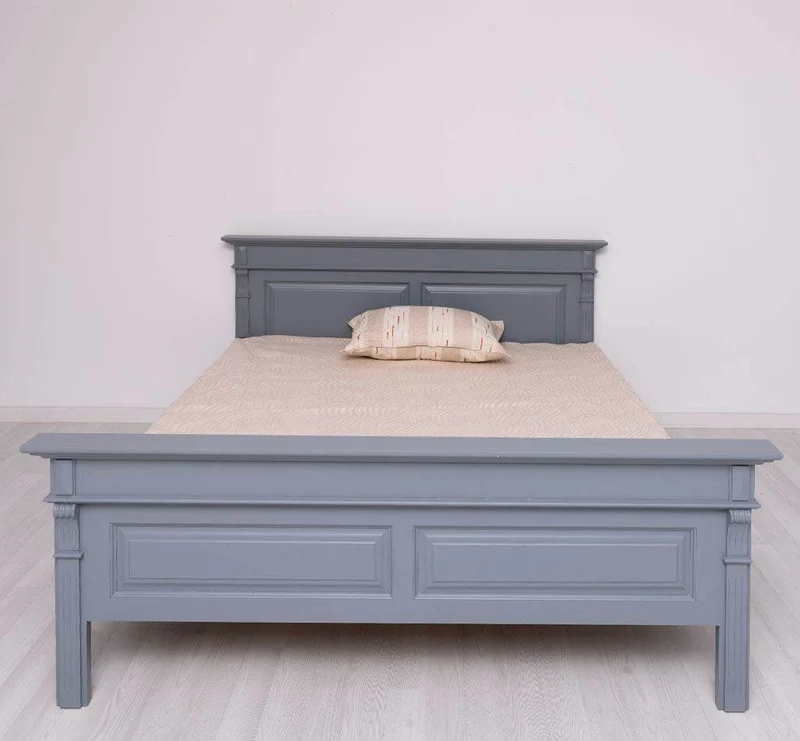 Landhausbett aus Massivholz mit Ornamenten | Luxuriöses Bett mit Fräsungen