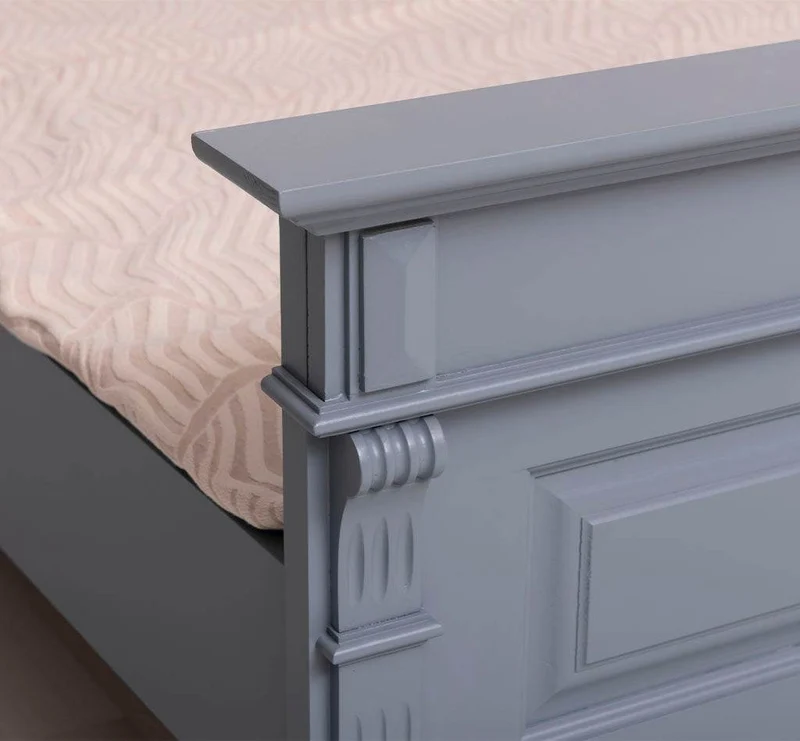 Landhausbett aus Massivholz mit Ornamenten | Luxuriöses Bett mit Fräsungen
