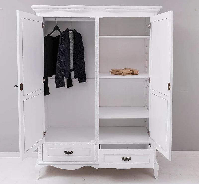 Großer geschwungener Kleiderschrank aus Massivholz im Barockstil