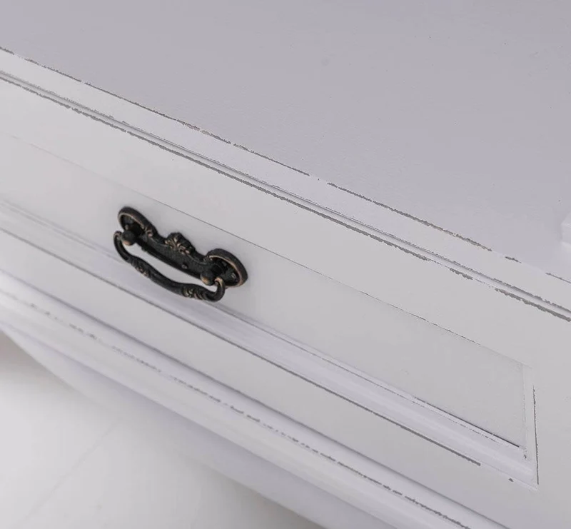 Großer geschwungener Kleiderschrank aus Massivholz im Barockstil