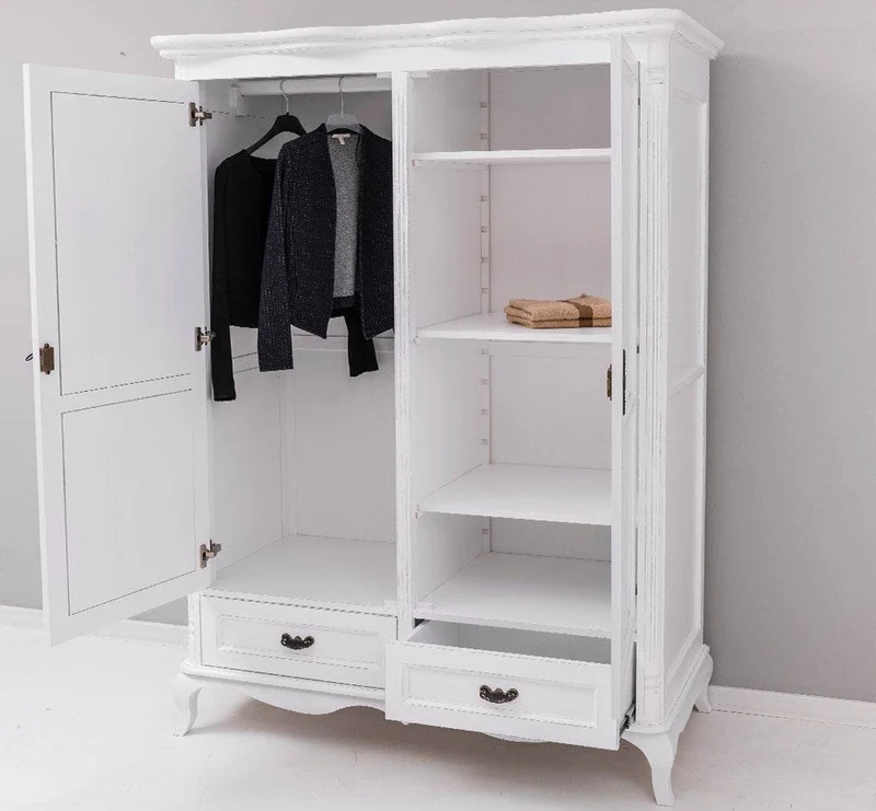 Großer geschwungener Kleiderschrank aus Massivholz im Barockstil