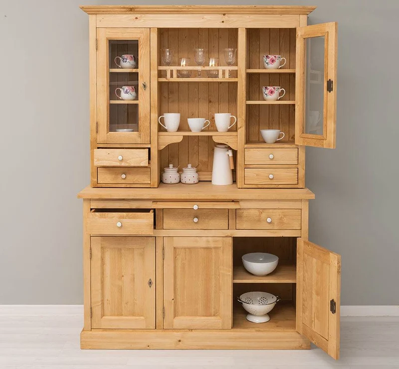 Küchen- und Buffetschrank aus Massivholz im Landhausstil