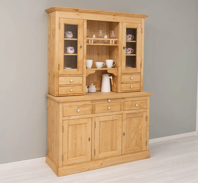 Küchen- und Buffetschrank aus Massivholz im Landhausstil