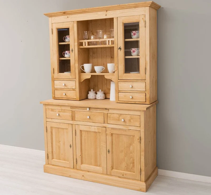 Küchen- und Buffetschrank aus Massivholz im Landhausstil
