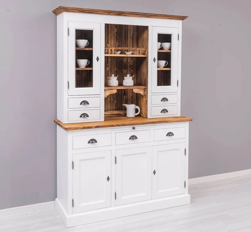 Küchen- und Buffetschrank aus Massivholz im Landhausstil