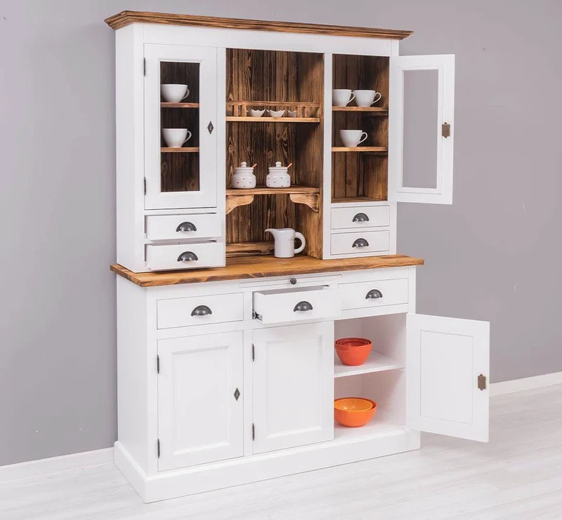 Küchen- und Buffetschrank aus Massivholz im Landhausstil