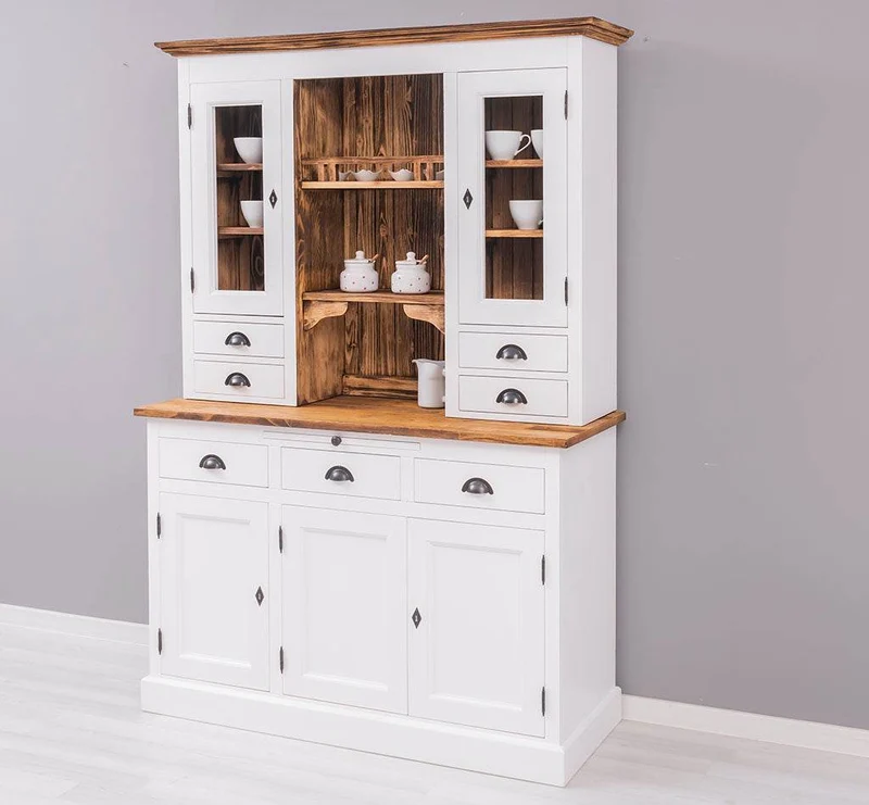 Küchen- und Buffetschrank aus Massivholz im Landhausstil