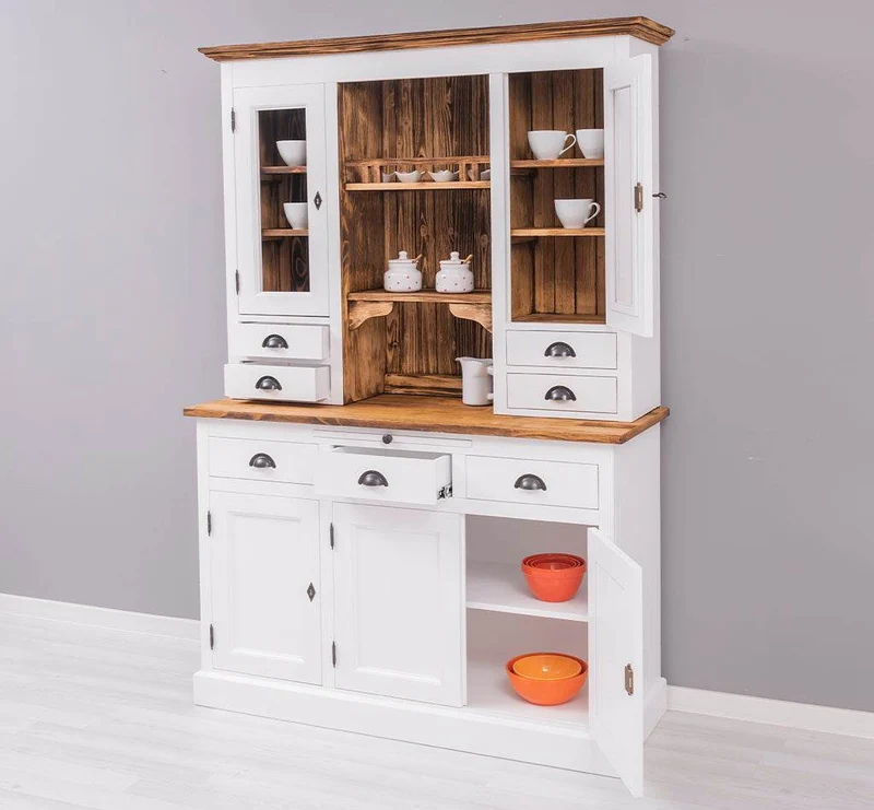 Küchen- und Buffetschrank aus Massivholz im Landhausstil