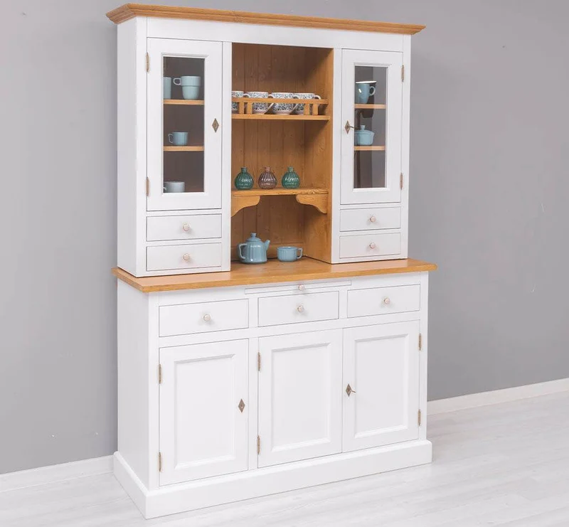 Küchen- und Buffetschrank aus Massivholz im Landhausstil