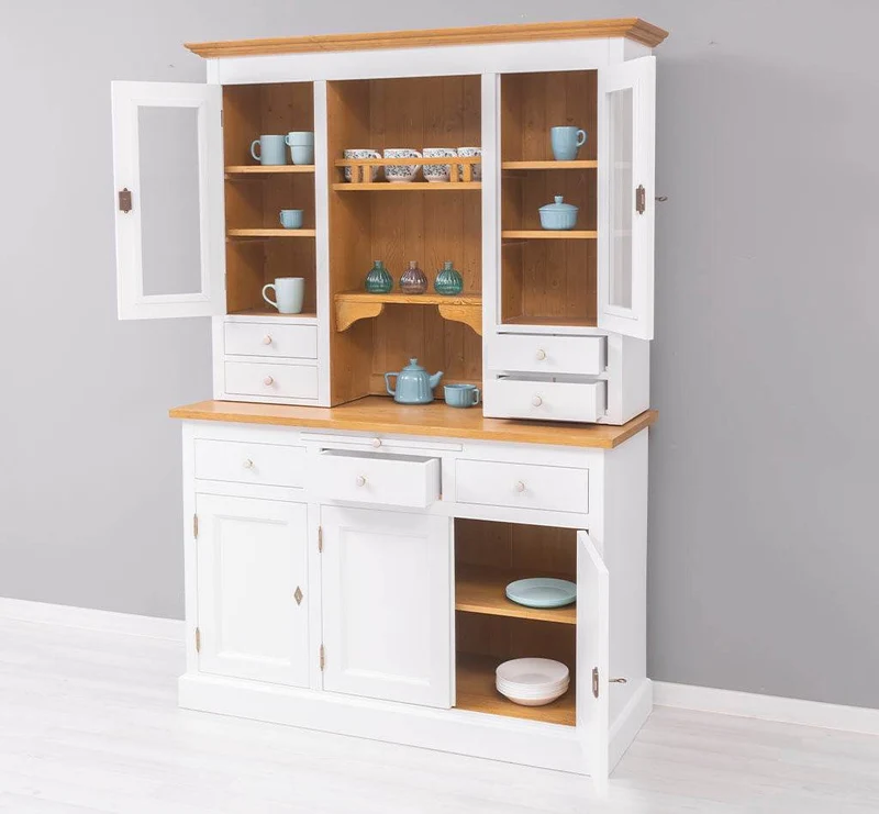 Küchen- und Buffetschrank aus Massivholz im Landhausstil