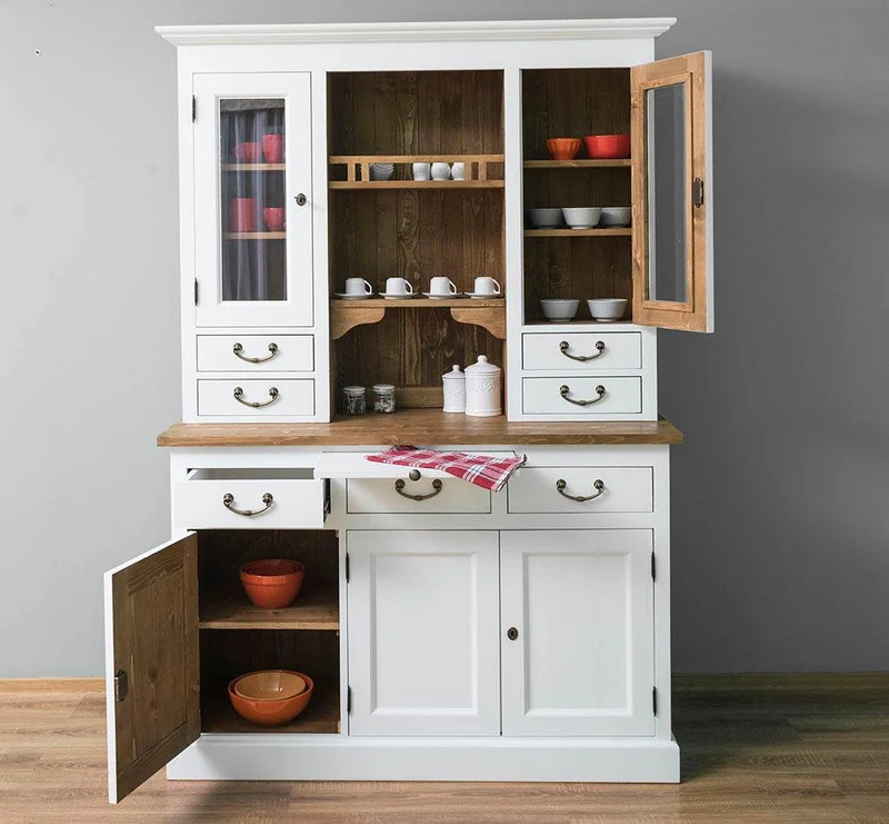 Küchen- und Buffetschrank aus Massivholz im Landhausstil