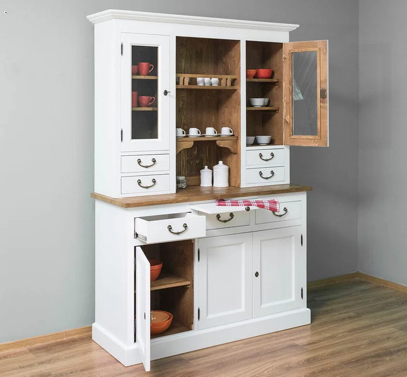 Küchen- und Buffetschrank aus Massivholz im Landhausstil
