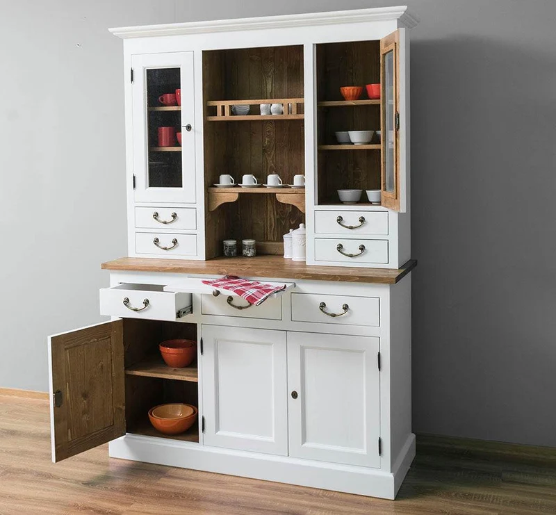 Küchen- und Buffetschrank aus Massivholz im Landhausstil
