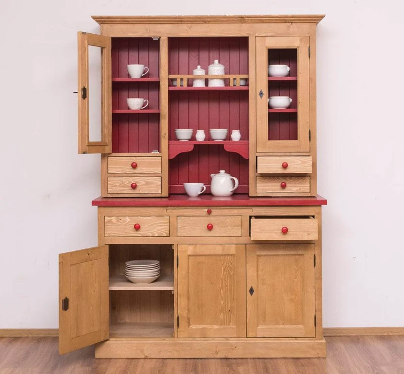 Küchen- und Buffetschrank aus Massivholz im Landhausstil