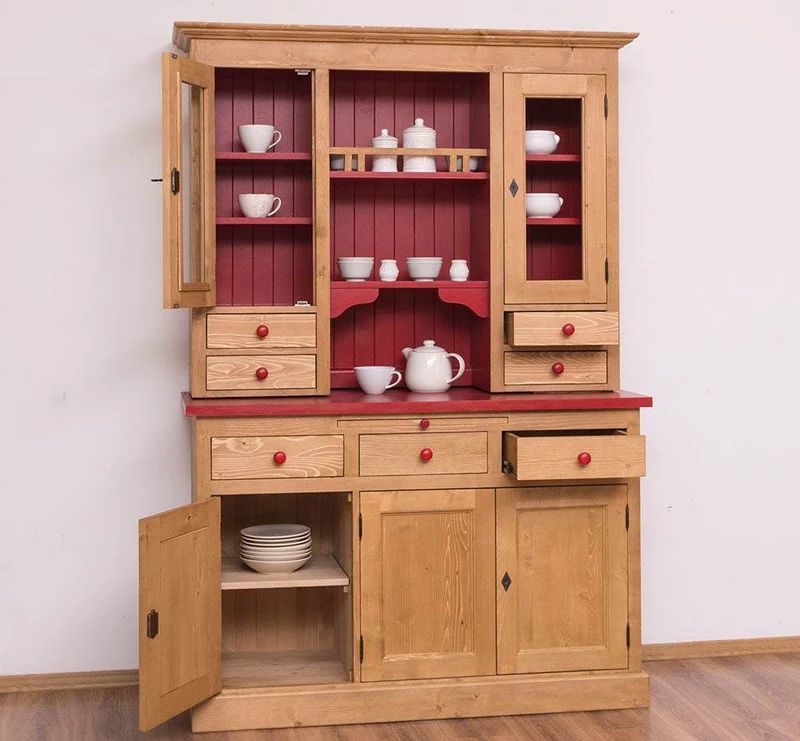 Küchen- und Buffetschrank aus Massivholz im Landhausstil
