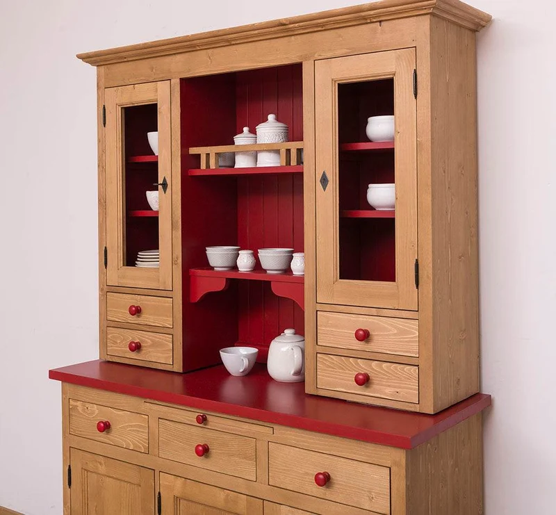 Küchen- und Buffetschrank aus Massivholz im Landhausstil
