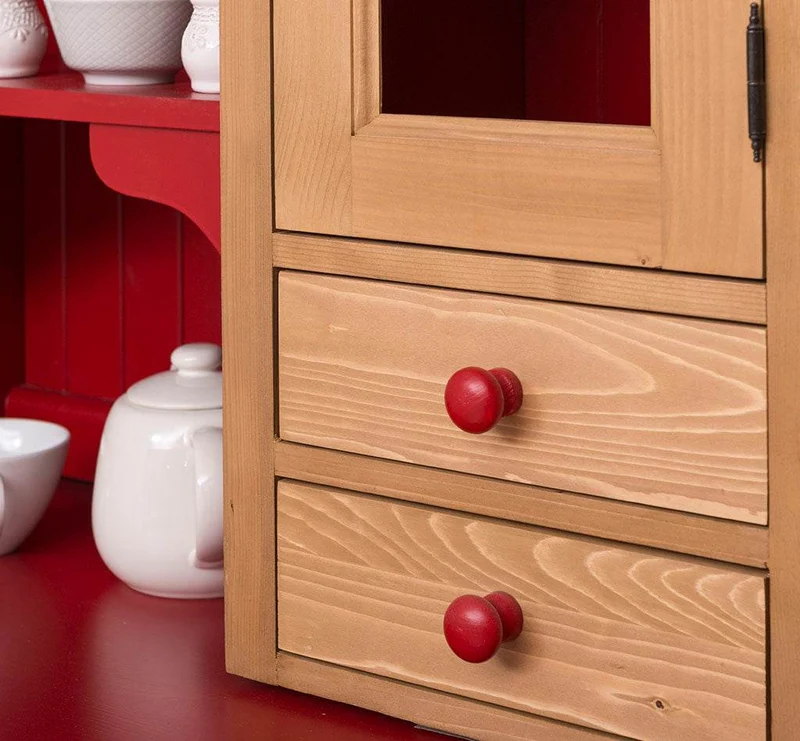 Küchen- und Buffetschrank aus Massivholz im Landhausstil