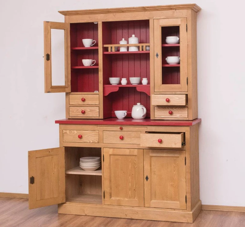 Küchen- und Buffetschrank aus Massivholz im Landhausstil