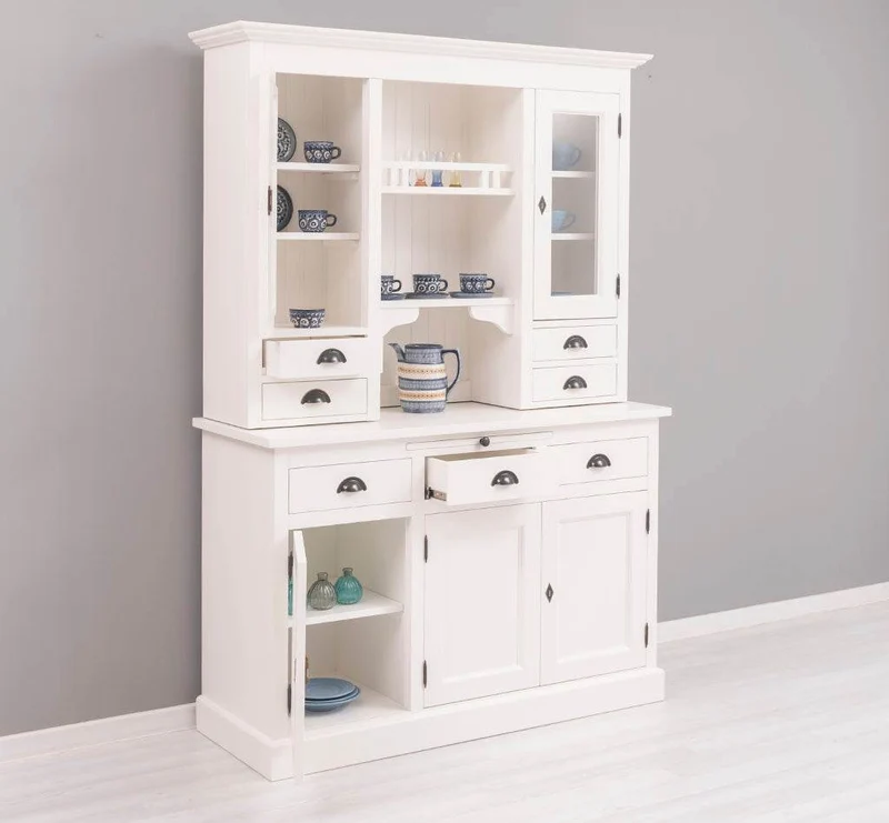Küchen- und Buffetschrank aus Massivholz im Landhausstil