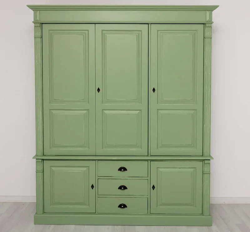 Fünftüriger Kleiderschrank aus Massivholz im Landhausstil mit drei Schubladen