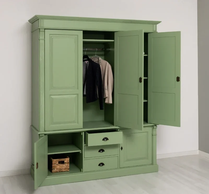 Fünftüriger Kleiderschrank aus Massivholz im Landhausstil mit drei Schubladen